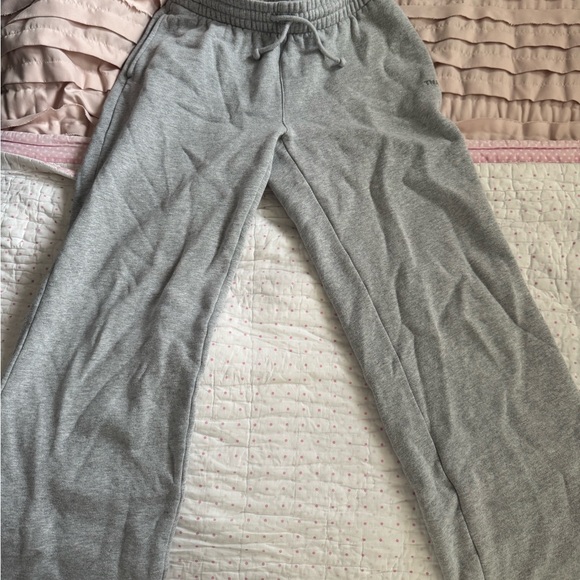 Aritzia/ TNA sweatpants bundle - Picture 2 of 7